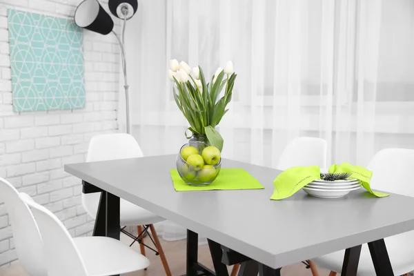 Mesa de comedor en el interior del hogar —  Fotos de Stock