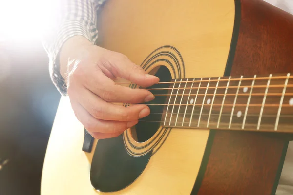 Człowiek gra na gitarze akustycznej — Zdjęcie stockowe