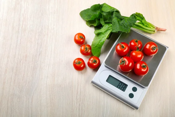 Tomaten mit digitaler Küchenwaage — Stockfoto