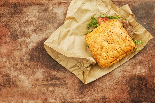 Gata mat hamburgare på papper — Stockfoto