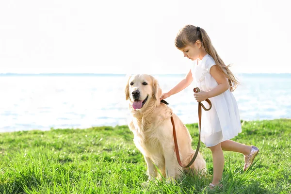 Klein meisje en grote vriendelijke hond — Stockfoto