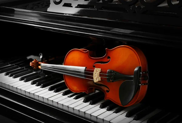 Violín acostado en el piano —  Fotos de Stock