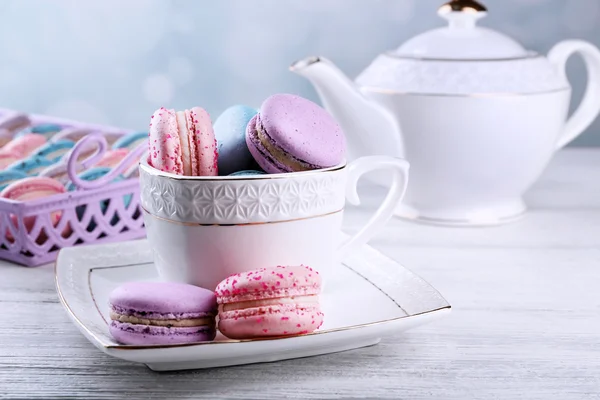 Tasty macaroons with tea — Stock Photo, Image