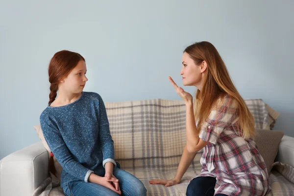 Concepto de problemas familiares. Madre abusando de chica —  Fotos de Stock