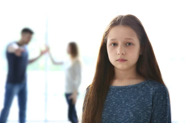 家族の問題の概念。悲しい少女と濫用親 — ストック写真