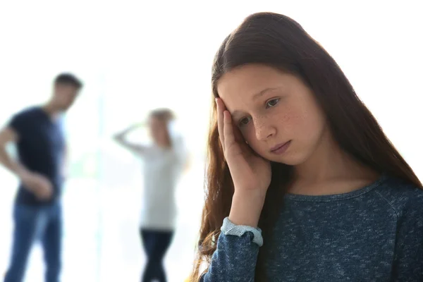 Concepto de problemas familiares. Chica triste y abusando de los padres —  Fotos de Stock