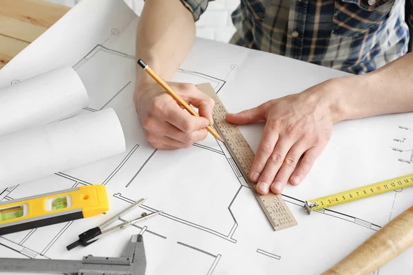 Hombre trabajando con planos de ingeniero — Foto de Stock