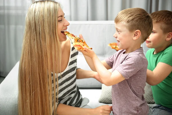 快乐的家庭吃披萨 — 图库照片