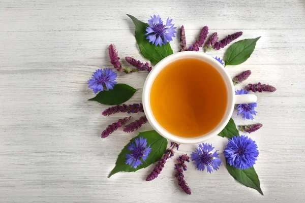 Xícara de chá com flores frescas — Fotografia de Stock