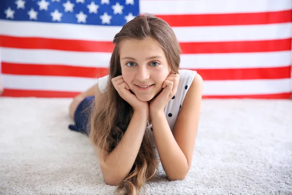 Adolescente no fundo da bandeira americana — Fotografia de Stock