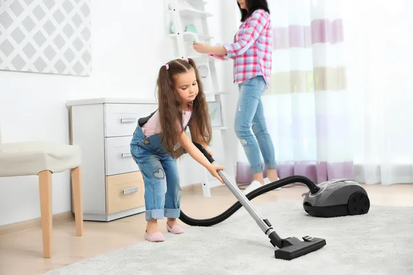 Anak Perempuan Dan Ibu Menggunakan Vacuum Cleaner Kamar — Stok Foto