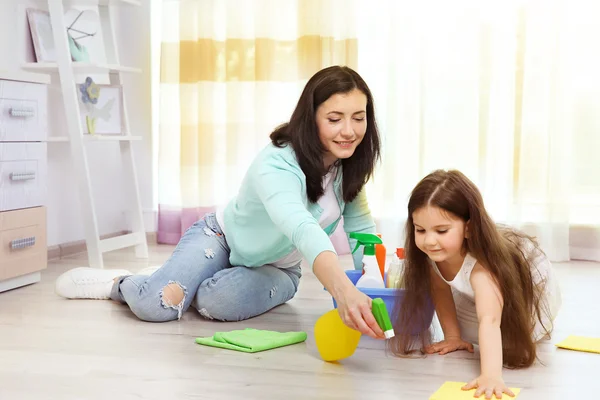 Dotter Och Mor Tvätta Golvet Grupp Rummet — Stockfoto