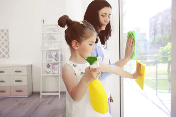 Tochter Und Mutter Putzen Gemeinsam Fenster — Stockfoto