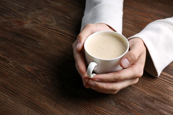 Ember tartja kezében csésze kávé — Stock Fotó