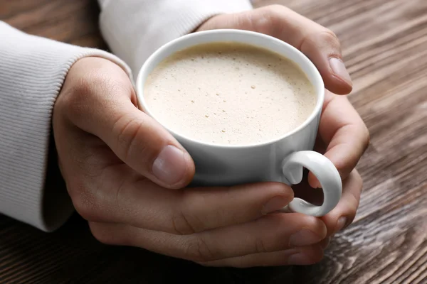 Hombre sosteniendo en las manos taza de café —  Fotos de Stock