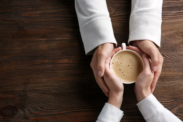 Preciosa pareja sosteniendo una taza de café —  Fotos de Stock