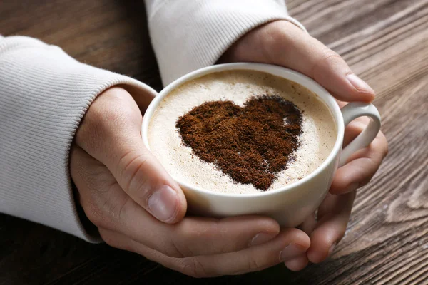 Man håller i händerna kopp kaffe — Stockfoto