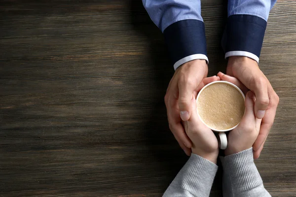 Bella coppia in possesso di una tazza di caffè — Foto Stock