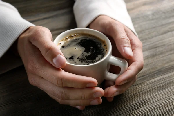 Mężczyzna, trzymając w rękach filiżankę kawy — Zdjęcie stockowe