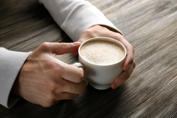 커피 한잔 손에 들고 하는 남자 — 스톡 사진