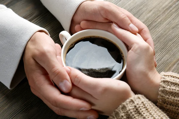 Bella coppia in possesso di una tazza di caffè — Foto Stock