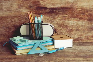 tablo üzerinde okul malzemeleri