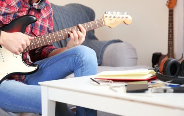 Gitar kapalı olan adam