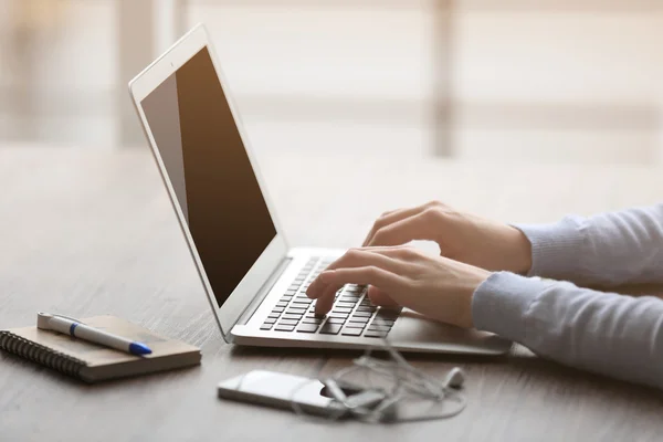 As mãos da mulher usando laptop — Fotografia de Stock