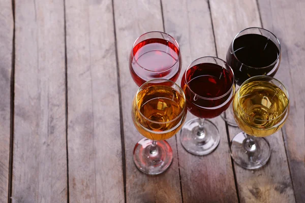 Vasos con vinos de diferentes colores — Foto de Stock