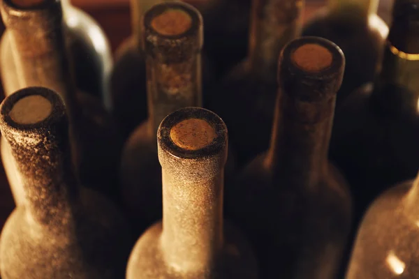 Montones de botellas de vino polvoriento — Foto de Stock