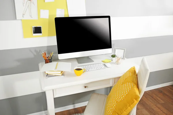 Modern arbetsplats med dator — Stockfoto