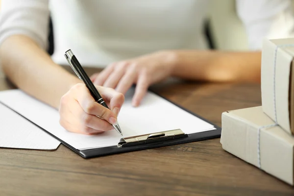 Mujer firma papeles — Foto de Stock