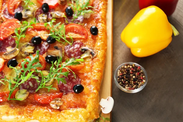 Rektangel läcker pizza — Stockfoto