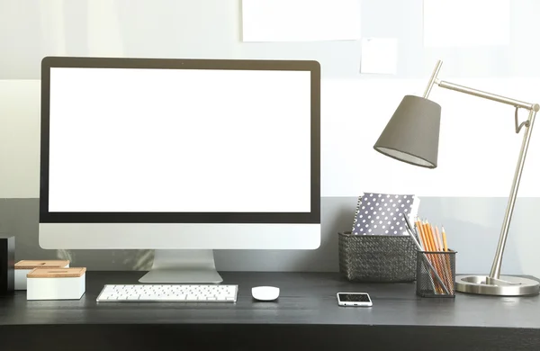 Lugar de trabajo con ordenador moderno — Foto de Stock