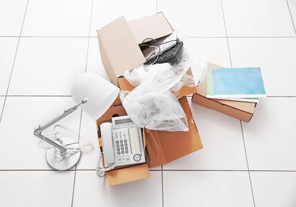 Desembalar caixas de papelão — Fotografia de Stock