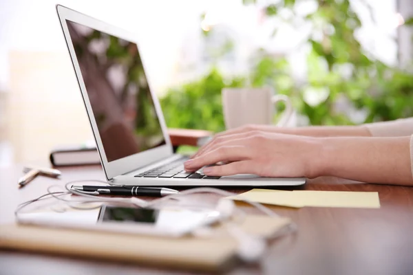 Mani che lavorano con il computer portatile — Foto Stock