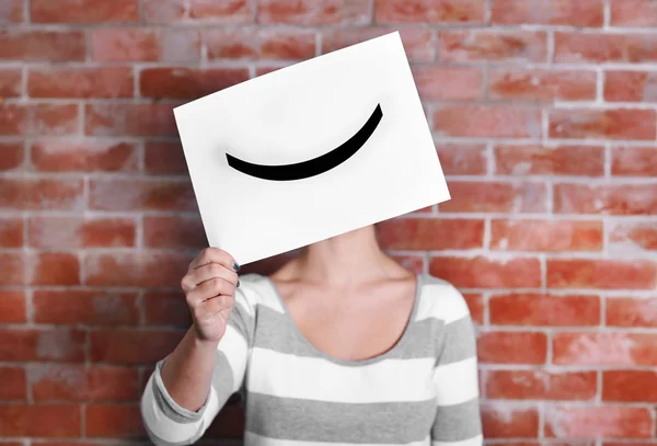 Vrouw met een gelukkig emoticon — Stockfoto