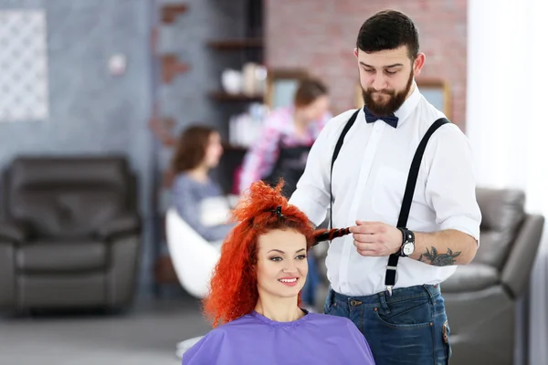 Schöne Mädchen besuchen Friseursalon — Stockfoto