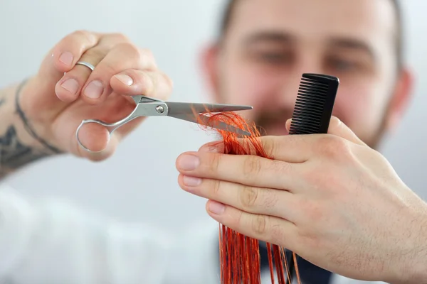 Peluquería corte rizos rojos —  Fotos de Stock