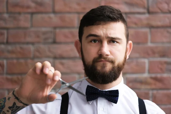 Penata rambut profesional dengan gunting — Stok Foto