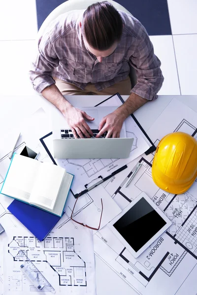 Arquitecto Trabajando con planos — Foto de Stock