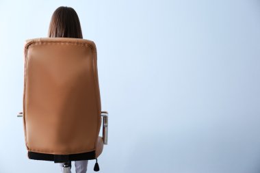 Geri ofis koltuğu oturan kadın 