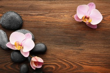 Spa taşlar ve orkide çiçekleri