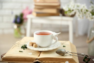 Açık kitap ve çay  