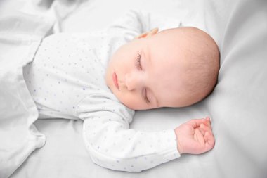 yatakta güzel uyuyan bebek