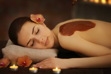 Spa sahip genç güzel kadın 