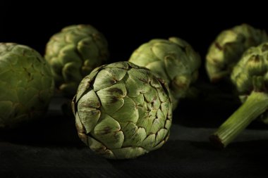 Tahta masadaki enginarlar.