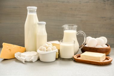 tablo üzerinde süt ürünleri