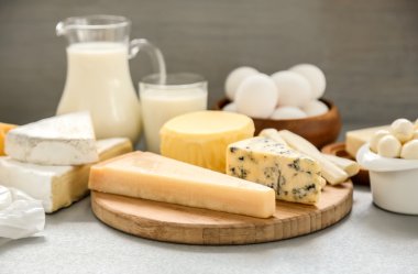 tablo üzerinde süt ürünleri