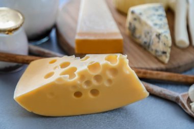 Mutfak masasının üzerinde peynir